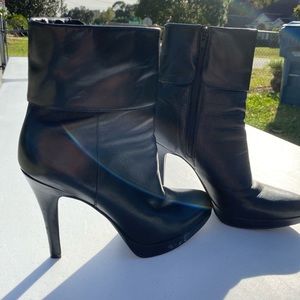 Black heeled boots